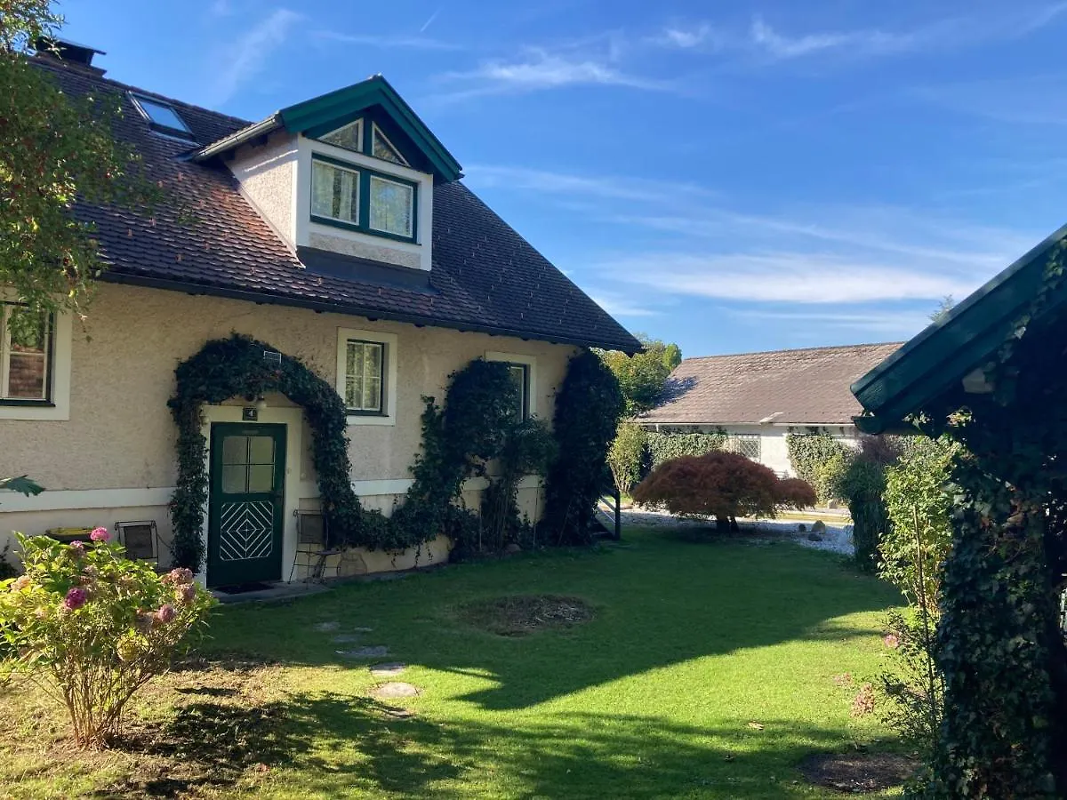 Ferienhaus Haus in Anif bei Salzburg mit Sauna und Garten mit Badeteich